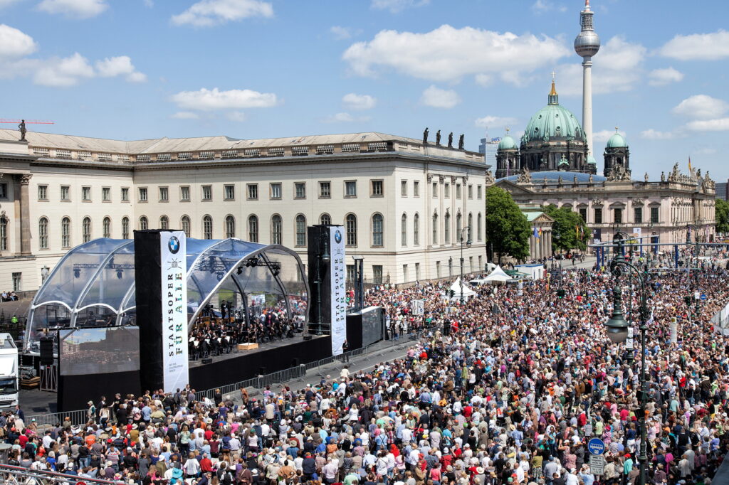 BMW celebra 50 anni con il mondo della cultura