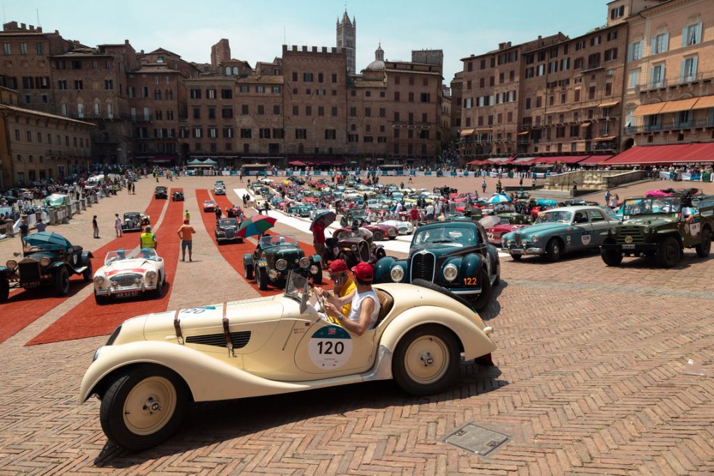 Siena ha accolto in Piazza del Campo la 1000 Miglia 2022