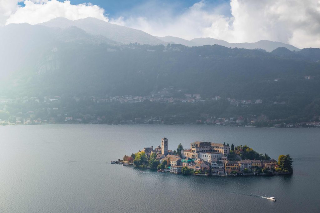 “SOSHumanity” mostra diffusa sul Lago d’Orta