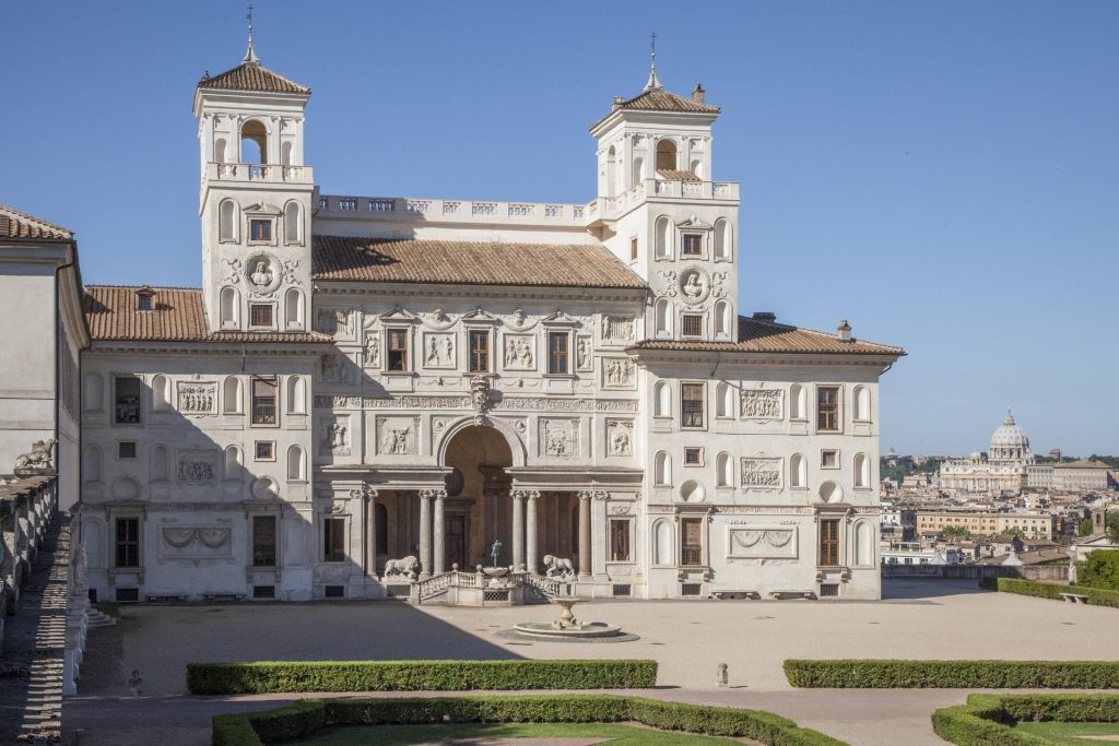 Dagli eventi ai ritratti intimi, un secolo di storia nella mostra della collezione Bachelot a Villa Medici Roma