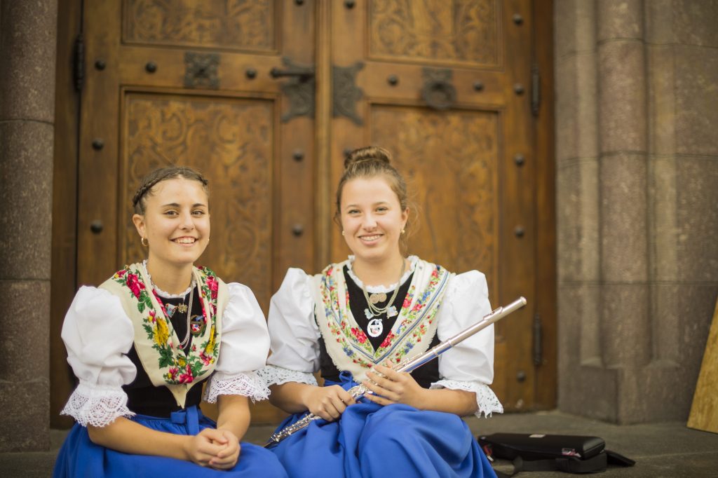 Abiti tradizionali, sfilate, cucina locale e tanta musica alla Festa dell’Uva di Merano