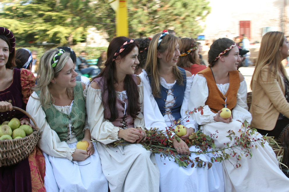 In Val di Non per la raccolta delle mele una grande festa nel borgo di Casez,