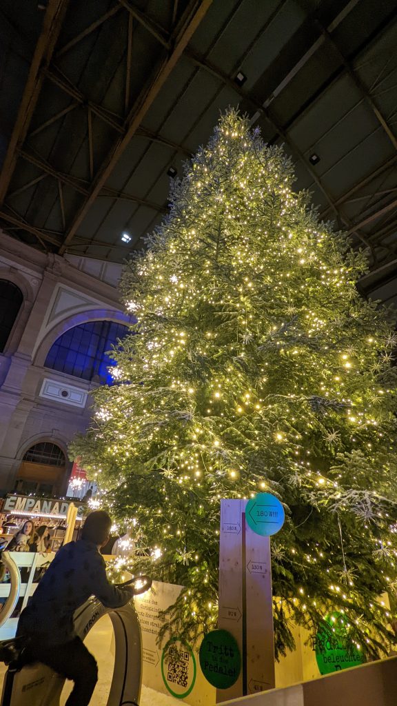 Il leggendario albero di Natale nel mercatino della stazione di Zurigo in versione: se vuoi le luci pedala