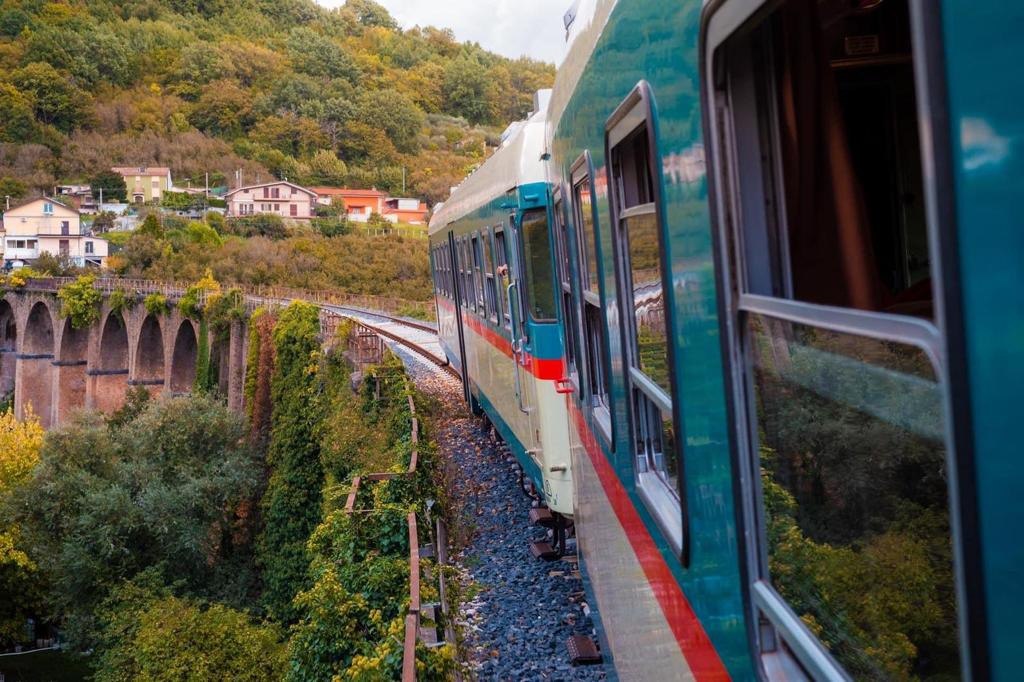 “Irpinia Express”, i treni del Natale dedicati al buon vino e ai prodotti tipici del territorio partono da Avellino