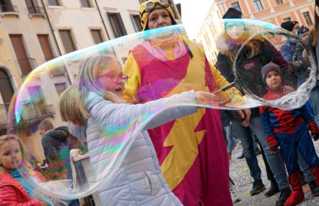 Magie, coriandoli, carri allegorici e festa a Tarso per il primo dei Carnevali di Marca trevigiana