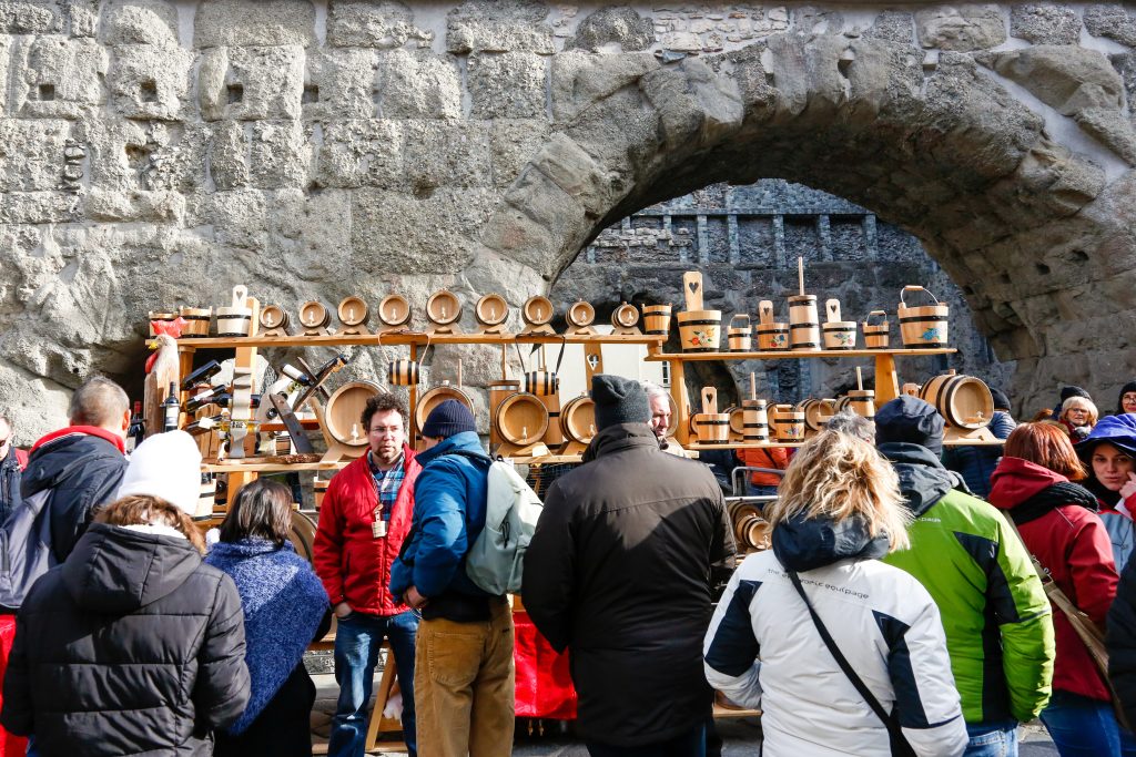 Dieci secoli di storia per la Fiera di Sant’Orso con oltre mille artigiani nel centro storico di Aosta