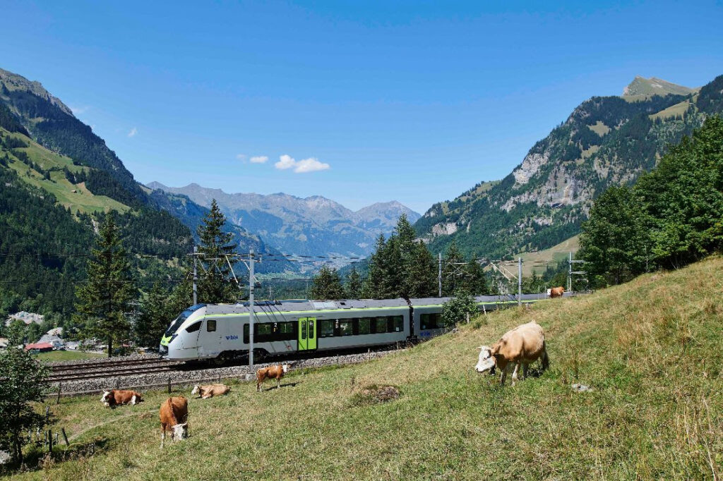 Il Trenino Verde delle Alpi per un viaggio di primavera in mobilità dolce tra panorami grandiosi, castelli, borghi e città