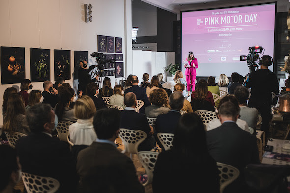 Al Pink Motor Day di Milano, confronto sul ruolo della donna nel futuro della mobilità