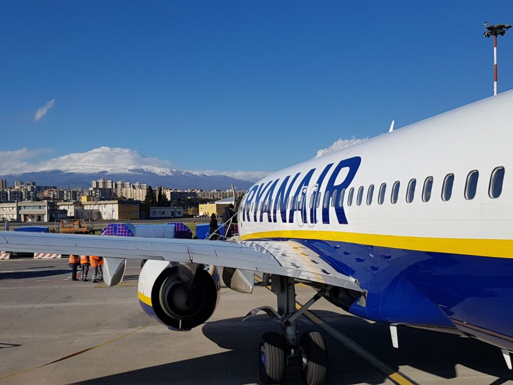 Ryanair lancia una Rescue Fare da 29,99 Euro mentre Wizz Air taglia tutti i voli da Catania a Pisa