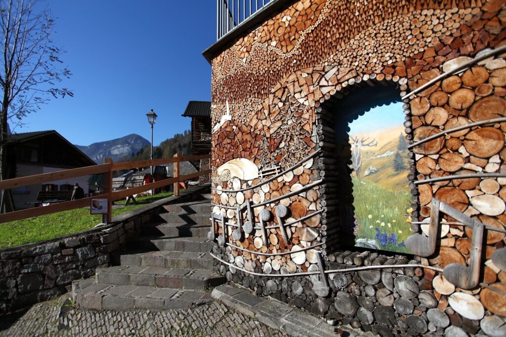 Mezzano di Primiero in Trentino tra i Borghi più Belli d’Italia fra l’arte di cataste di legna e abitanti ciceroni