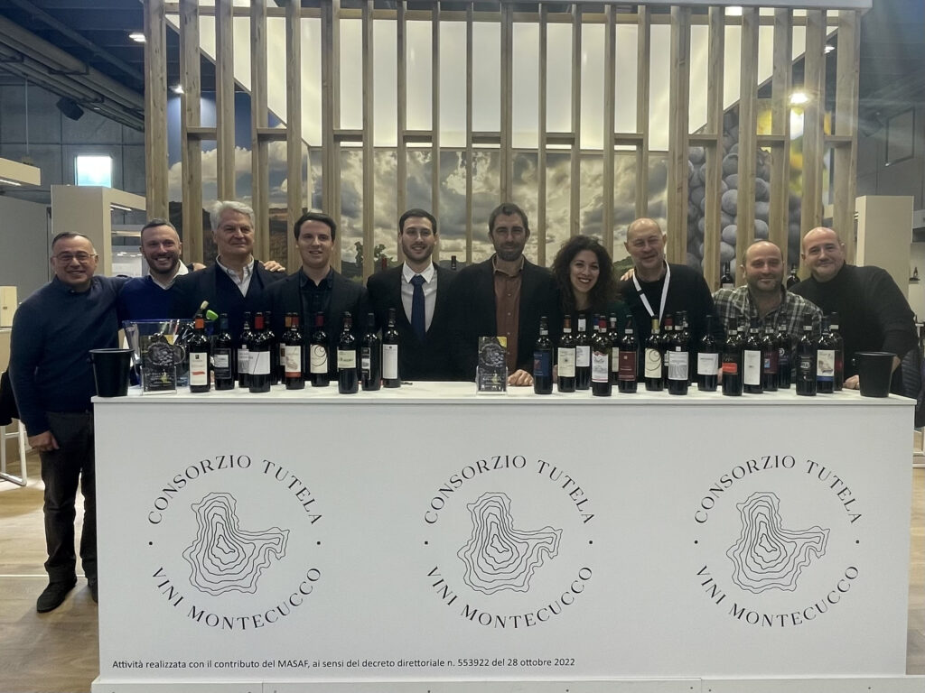 Montecucco dalle colline del Monte Amiata a Vinitaly da DOC a DOCG, 25 anni di crescita, un nuovo logo, un posto tra i grandi toscani