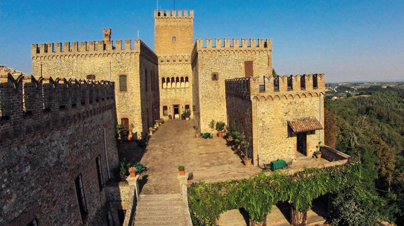 Al Castello di Tabiano (PR) grandi spettacoli di falconeria con aquile e gufi in volo 