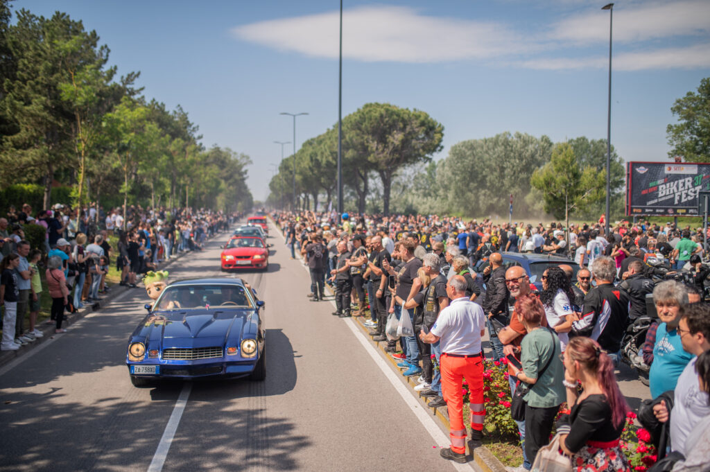 28^ U.S. Car Reunion il maxi-raduno di oltre 400 auto americane fa rombare Lignano con la sinfonia dei V8