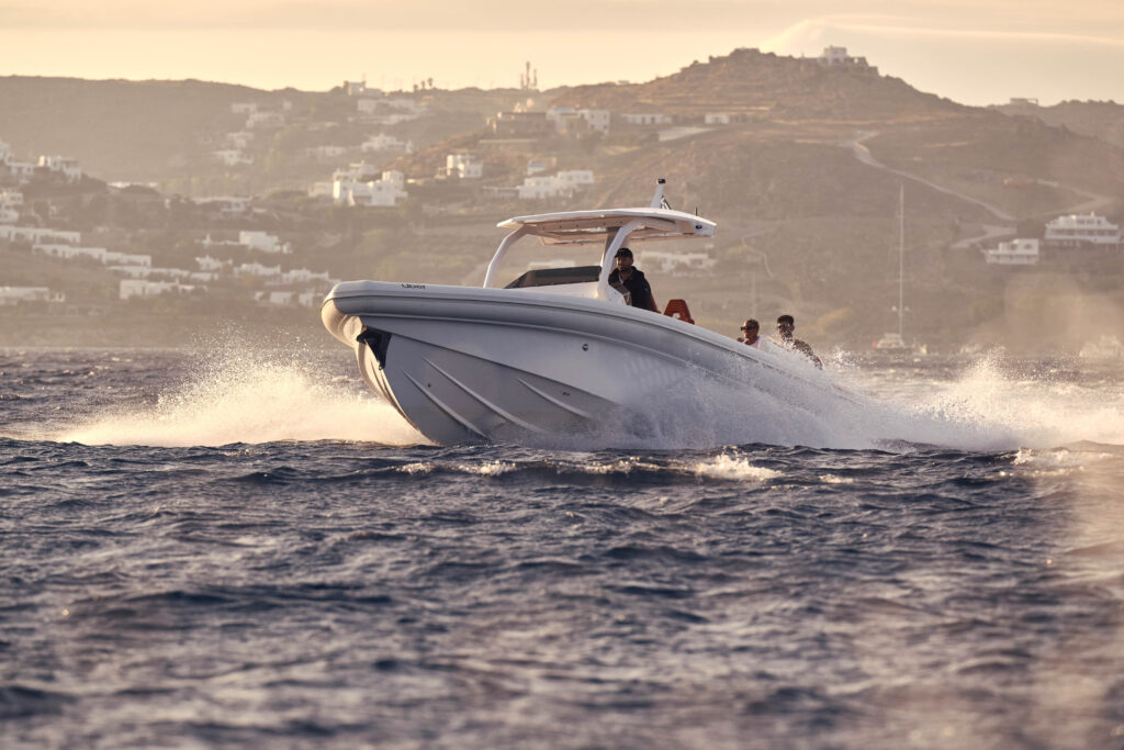Uber lancia a Mykonos “Boat”, il servizio di prenotazione imbarcazioni private di lusso