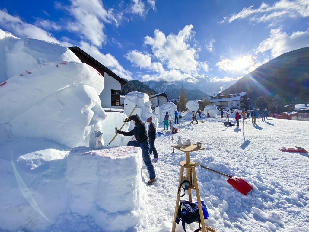 Neve e arte in Val Gardena, concorso sculture nella neve, a Selva, e Figure di ghiaccio, a Ortisei