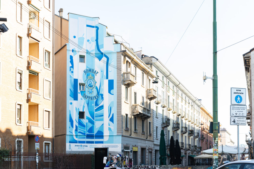 Il blu di Bombay Sapphire colora le vie di Milano