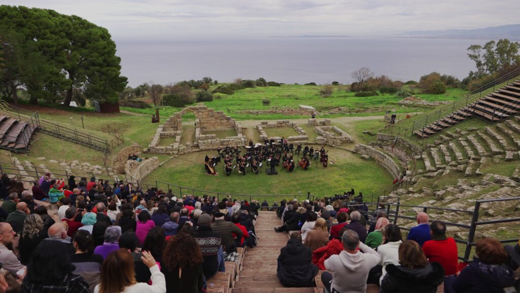 Coro Lirico Siciliano saluta il nuovo anno con la grande musica, nella grande luce del Teatro Greco di Tindari