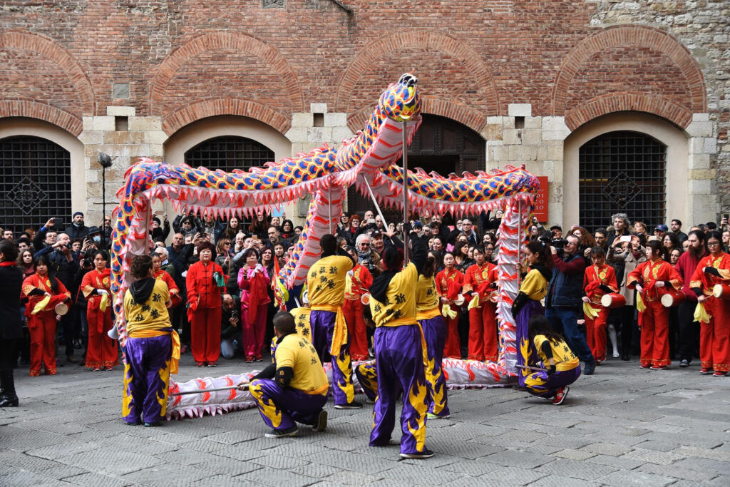 Per il Capodanno cinese a Prato la sfilata del Drago e la danza del Leone