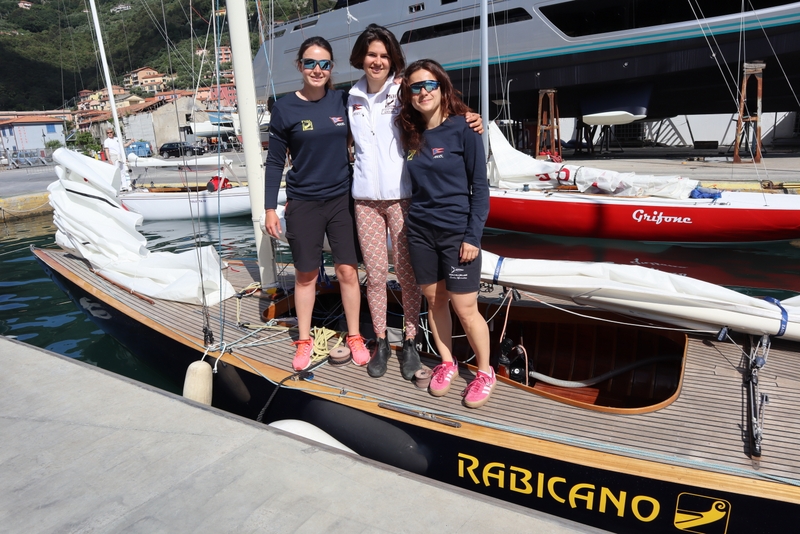 Sfida al femminile sul Lago di Como con Rabicano la storica barca a vela portacolori del Museo della Barca Lariana