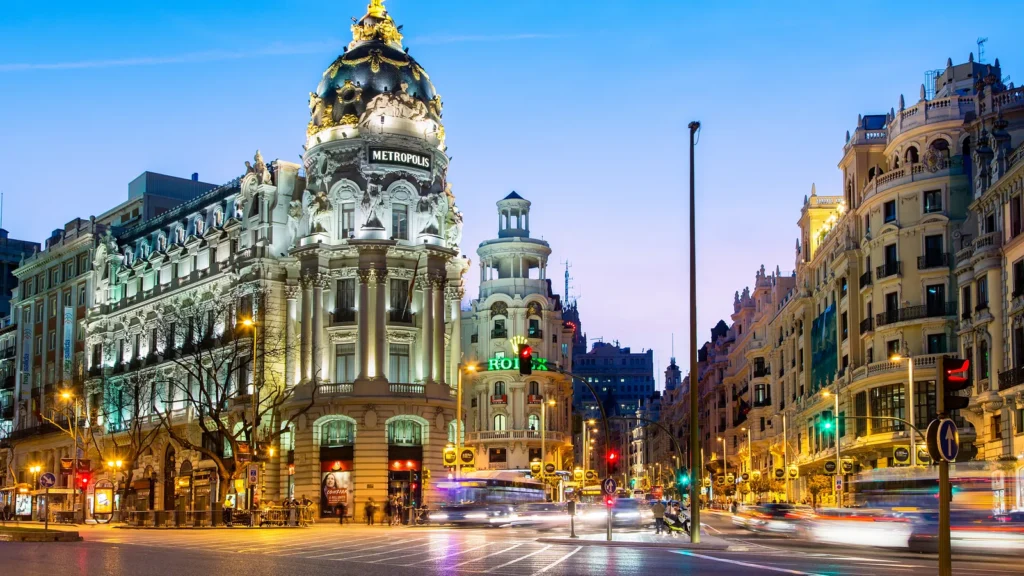 Spagna, cresce la soddisfazione dei turisti internazionali: trasporto pubblico, infrastrutture e svago: i temi più apprezzati
