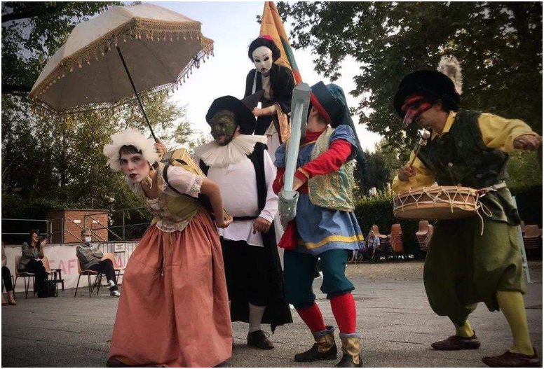 “Balconate Liriche”, il teatro a cielo aperto che a Viù (TO) si gode affacciati da finestre e balconi