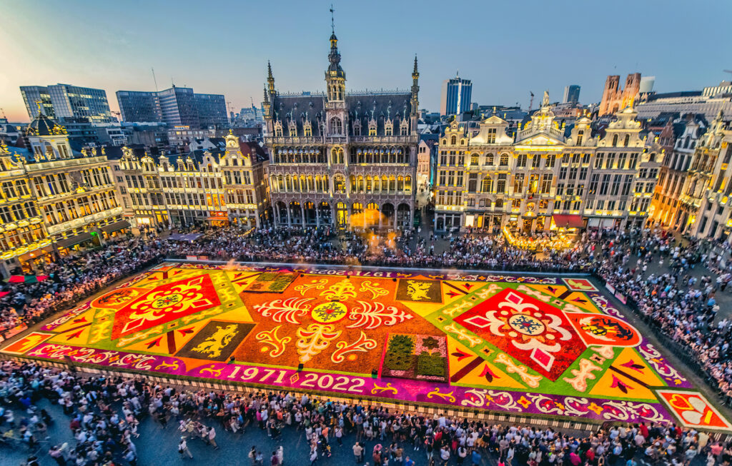 Bruxelles, Tapis de Fleurs 2024: dalie e Art Nouveau al centro della nuova edizione