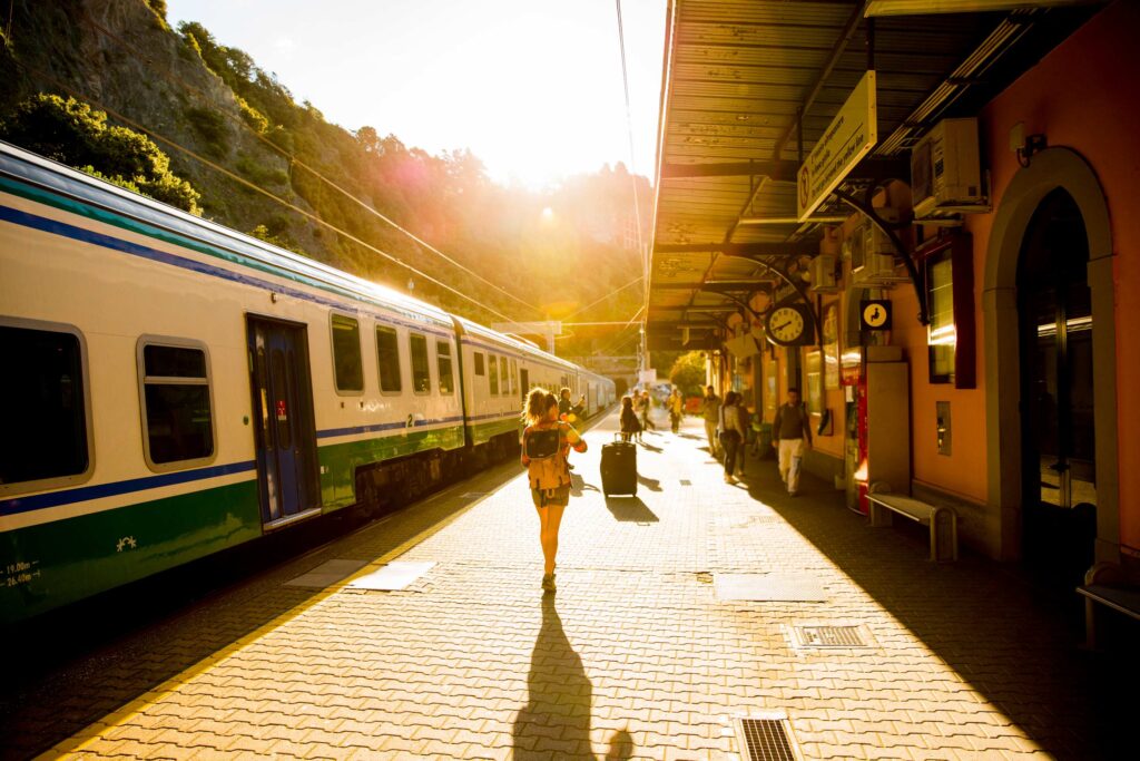 Trainline: 90% di Italiani resta nel bel Paese per le ferie, oltre la metà si sposta in treno per le vacanze