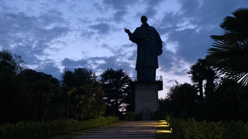 Il San Carlone ad Arona apre alle visite serali con un concerto dedicato a De André ai piedi della statua