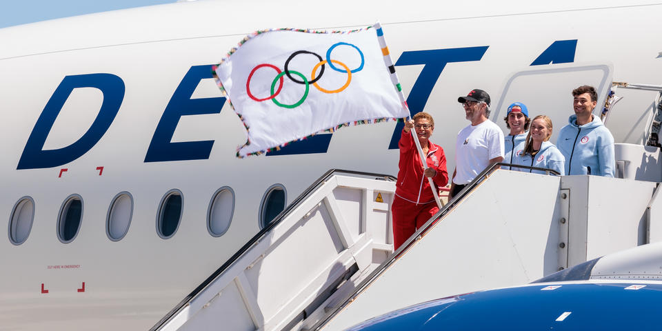 Delta celebra il Team USA e il ritorno dei Giochi Olimpici LA28 negli Stati Uniti con la sua livrea personalizzata