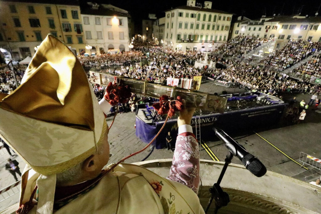 Esposta dal pulpito di Donatello a Prato, la Sacra Cintola di lana della Madonna