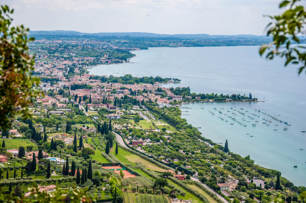 Viaggio enogastronomico sulla sponda veronese del Lago di Garda tra i vigneti del Chiaretto, Bardolino e i Nodi d’Amore