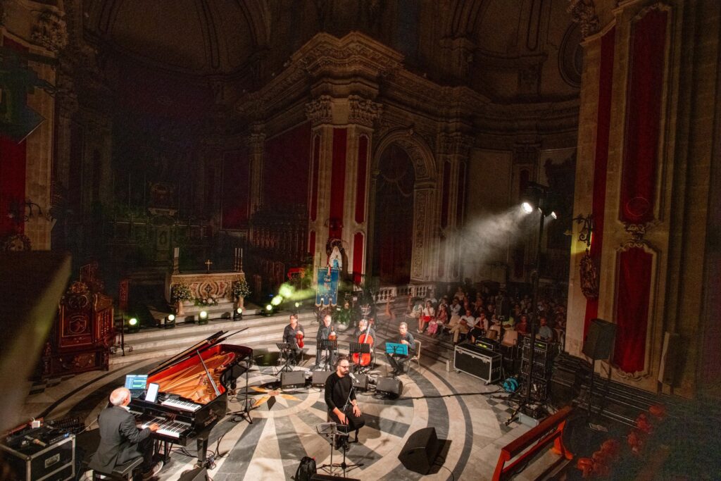 “Ragusa dietro il sipario” tra canzoni mistiche di Franco Battiato, la ricerca di Marcello Veneziani e la recitazione di Laura Morante