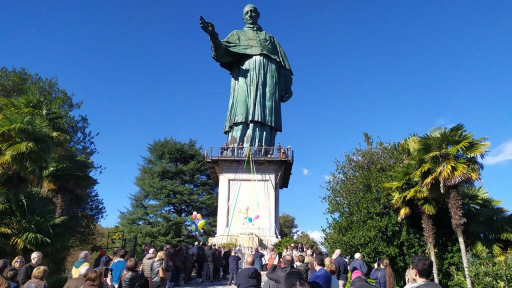 Arona: tre giorni di festa per i 440 anni dalla morte di San Carlo Borromeo all’ombra della statua del San Carlone