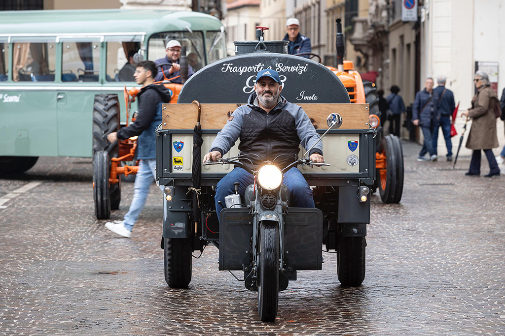 Con “ASI Show”, un secolo di locomozione ha sfilato sulle strade di Pesaro Capitale Italiana Della Cultura 2024