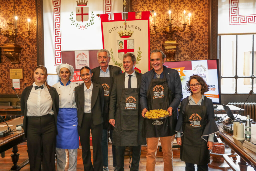 Sbrisolona&Co la tre giorni di festa a Mantova tra eventi gastronomici installazioni corteo storico attorno al suo dolce più iconico