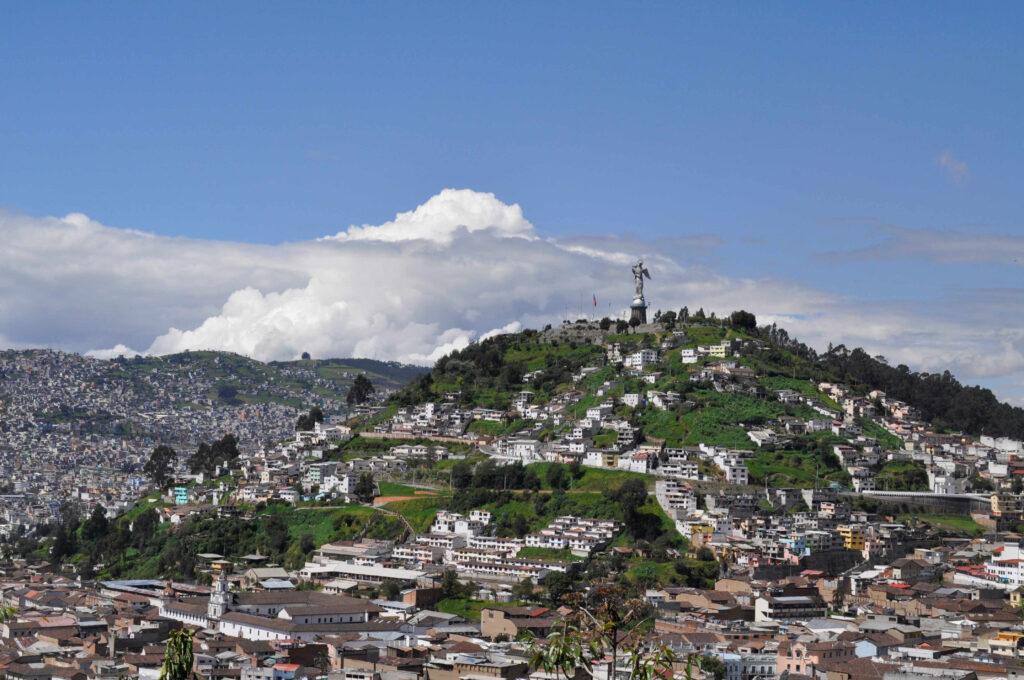 Quito batte un Guinness dei Primati: 6.775 persone disegnano la capitale dell’Ecuador