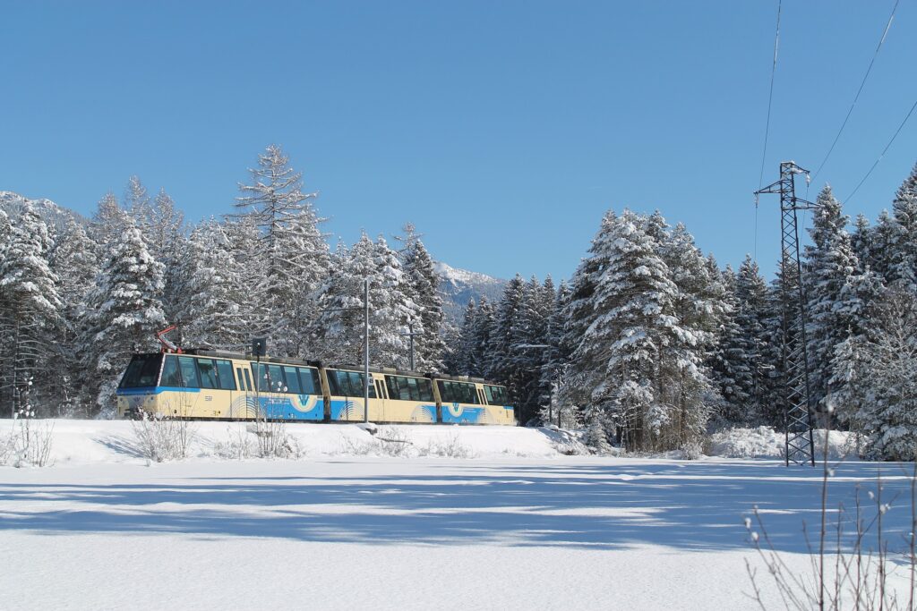 La Ferrovia Vigezzina-Centovalli tra l’incanto fiabesco di paesaggi natalizi porta ai mercatini di Domodossola