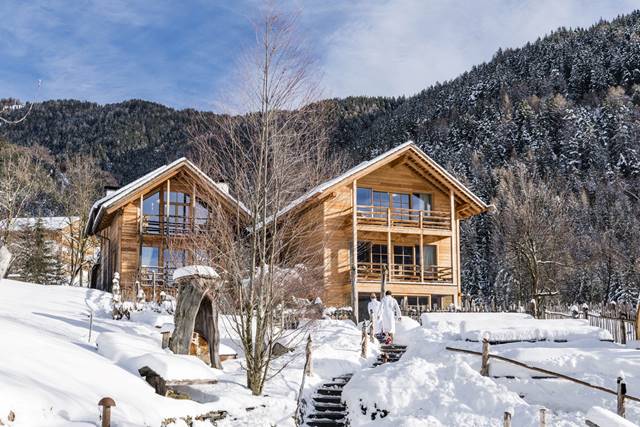 Nel parco del  Naturhotel Lusnerhof di Luson (BZ) le saune per isolarsi in due nella natura alpina